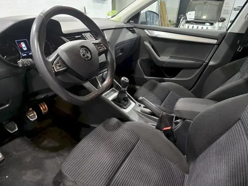 Usado Skoda Octavia Style 180 CV (132 kW) 2016 Gris / plata Familiar