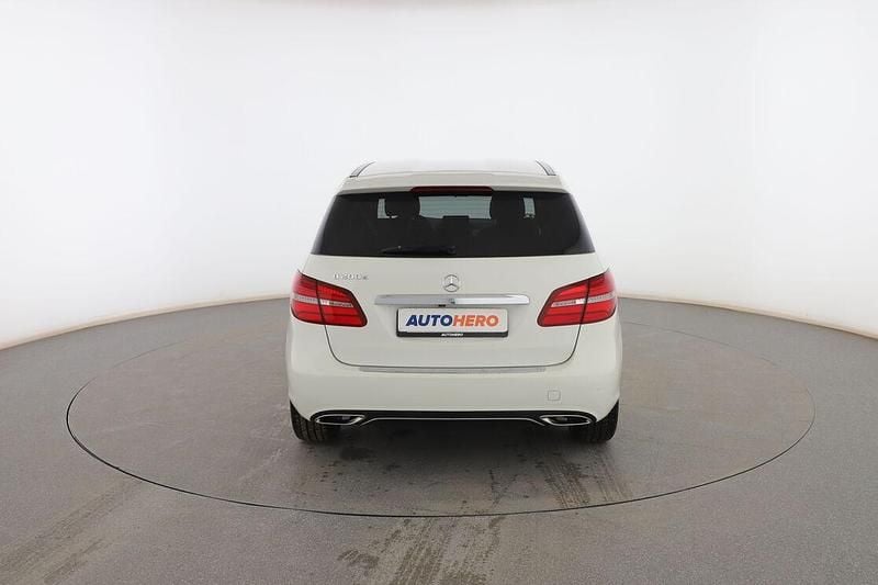 Usado Mercedes B200 Urban 135 CV (99 kW) 2016 Blanco Monovolumen