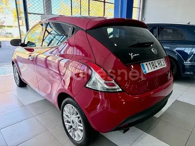 Usado Lancia Ypsilon Gold 69 CV (50 kW) 2014 Rojo Utilitario