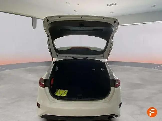 Używany Kia Ceed 100 KM (73 kW) 2022 Biały Hatchback