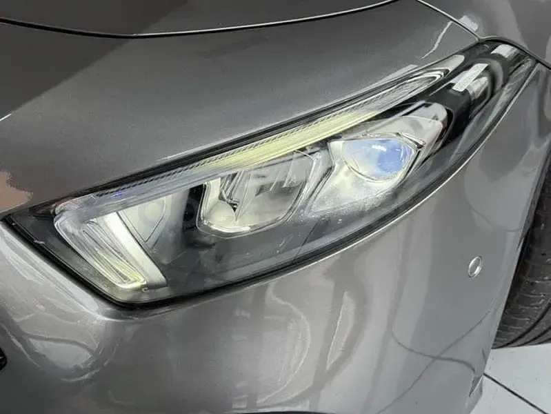 Usado Mercedes A180 116 CV (85 kW) 2020 Gris / plata Berlina