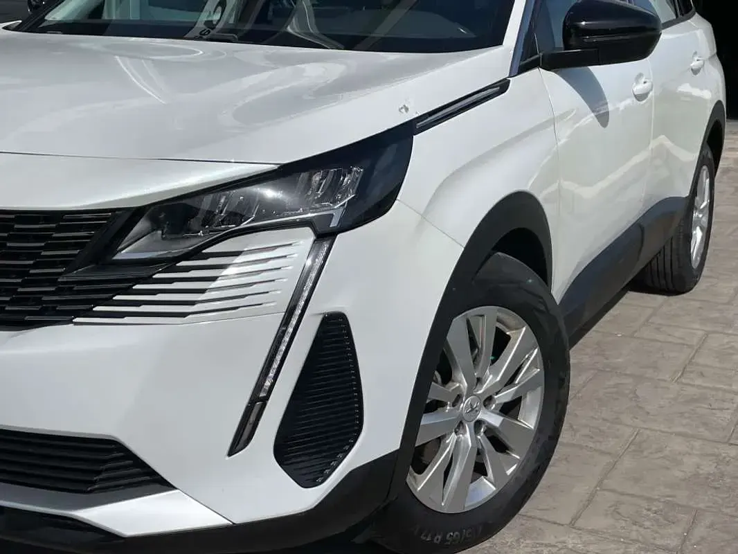 Usado Peugeot 5008 Active 131 CV (96 kW) 2022 Blanco SUV
