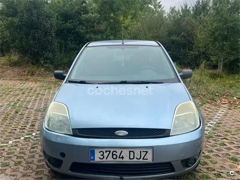 Usado Ford Fiesta Ghia 90 CV (66 kW) 2005 Gris / plata Utilitario