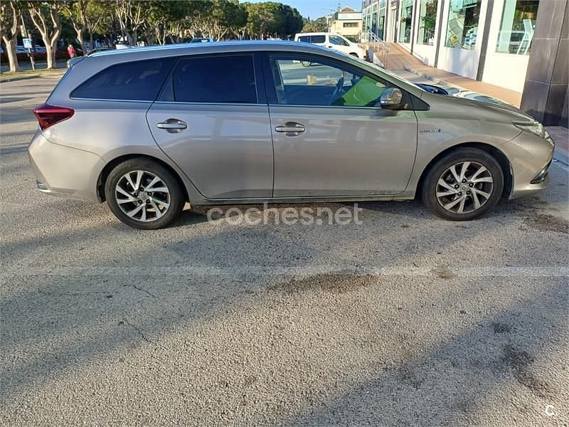 Usado Toyota Auris Hybrid Active 136 CV (100 kW) 2016 Gris / plata Familiar