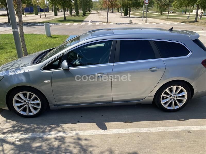 Usado Opel Astra Excellence 165 CV (121 kW) 2012 Gris / plata Familiar