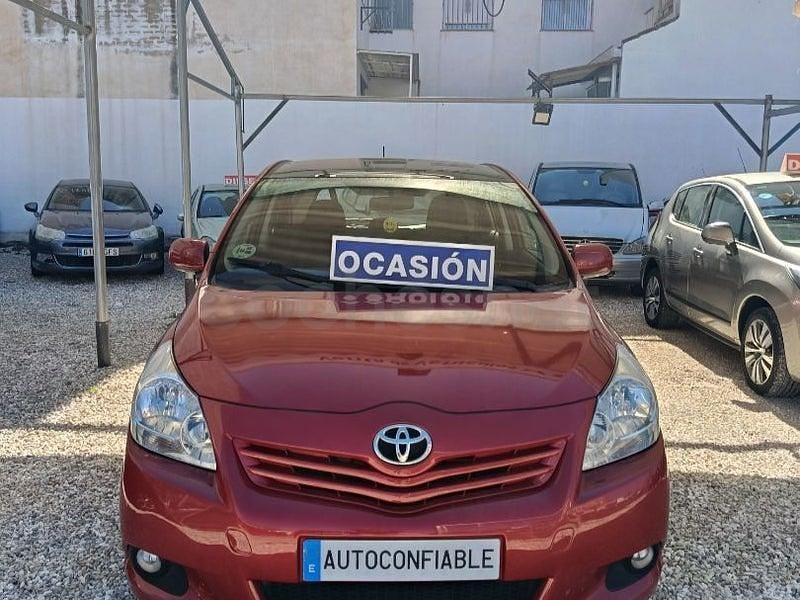 Usado Toyota Verso Live 126 CV (92 kW) 2010 Rojo Monovolumen