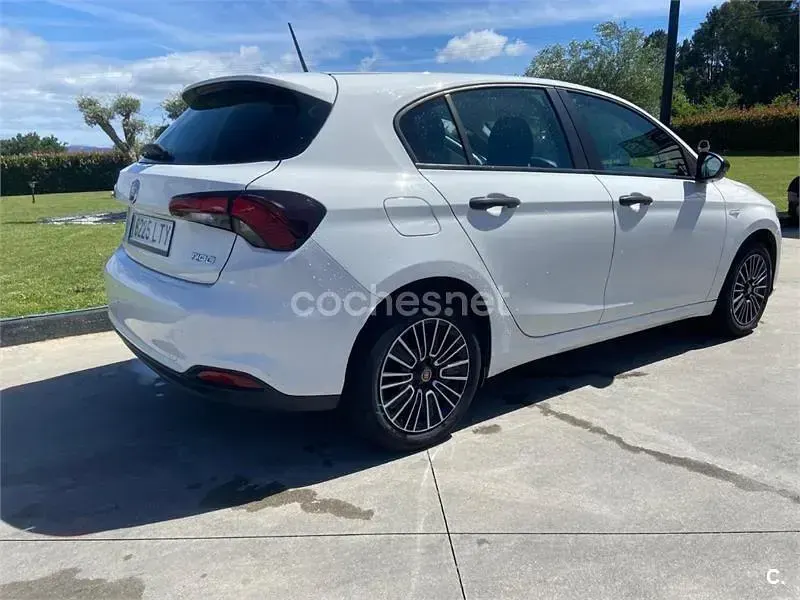 Usado Fiat Tipo Cross 95 CV (69 kW) 2022 Blanco Berlina