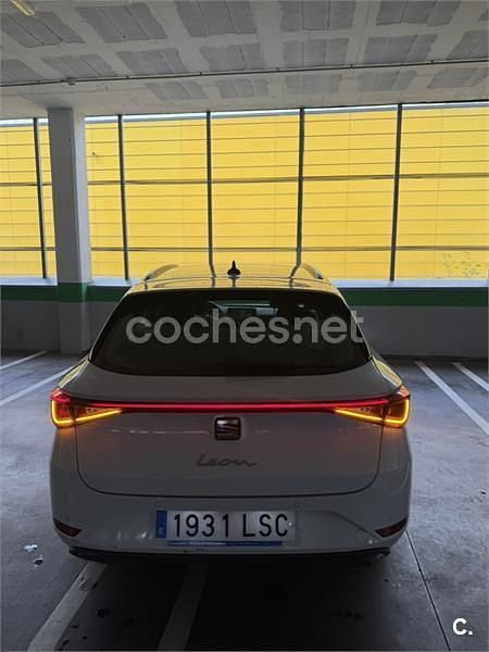 Usado Seat Leon Style 115 CV (84 kW) 2021 Blanco Familiar