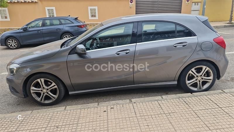 Usado Mercedes A180 Urban 109 CV (80 kW) 2015 Gris / plata Berlina