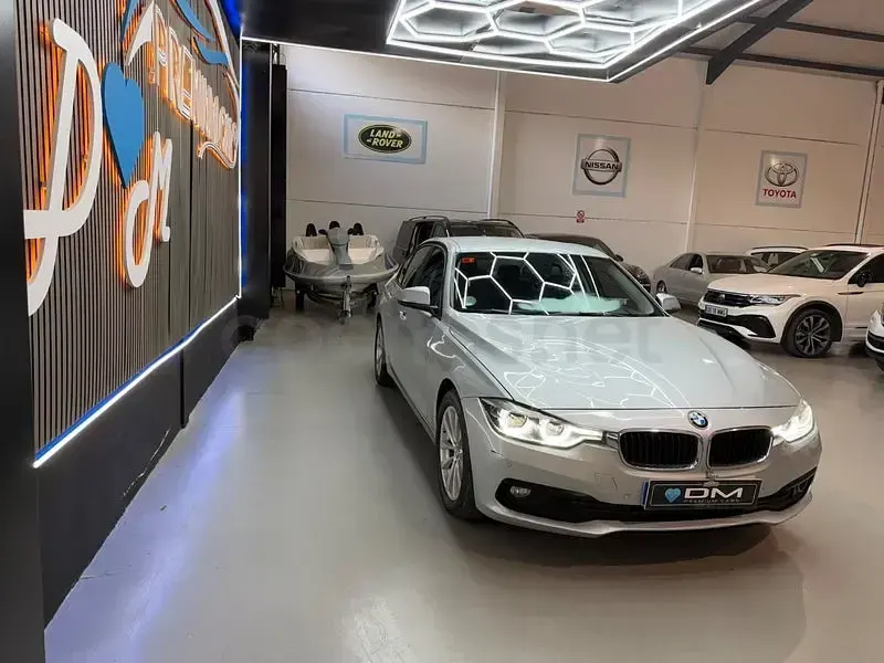 Usado BMW 318 Comfort Edition 150 CV (110 kW) 2016 Gris / plata Berlina