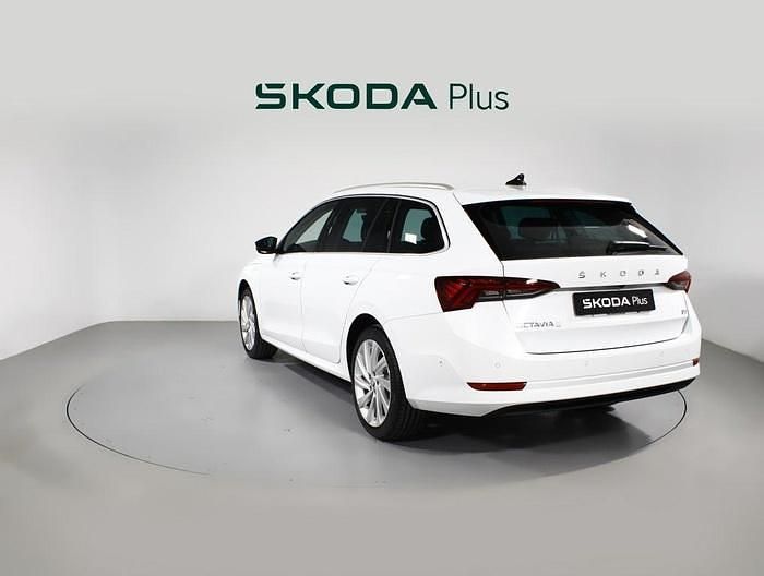 Blanco Usado 2024 Skoda Octavia Style Familiar | 32.400 € (Un poco caro) - Imagen 1/4