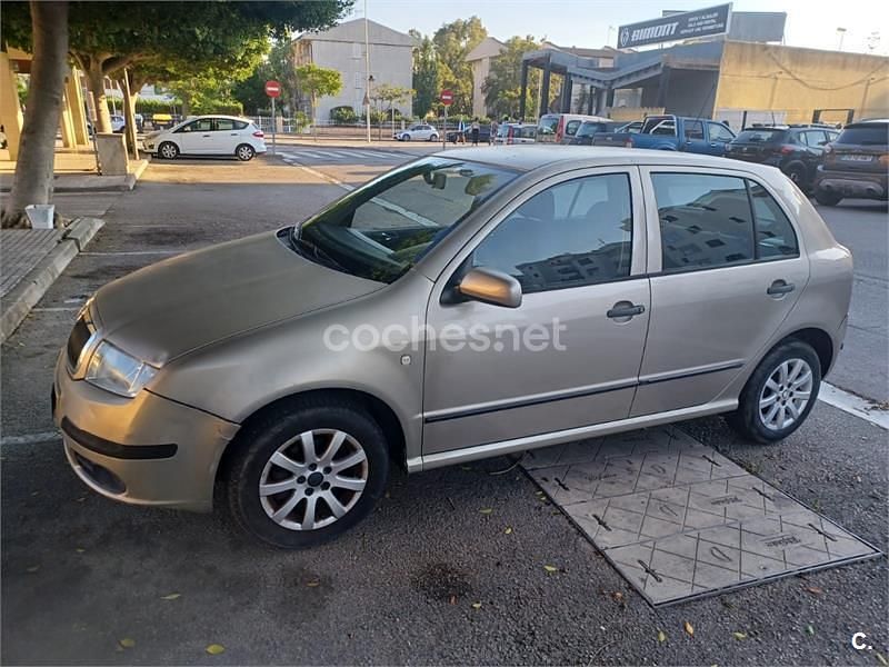 Beige Usado 2005 Skoda Fabia Comfort Berlina | 2300 € (Precio justo) - Imagen 1/4