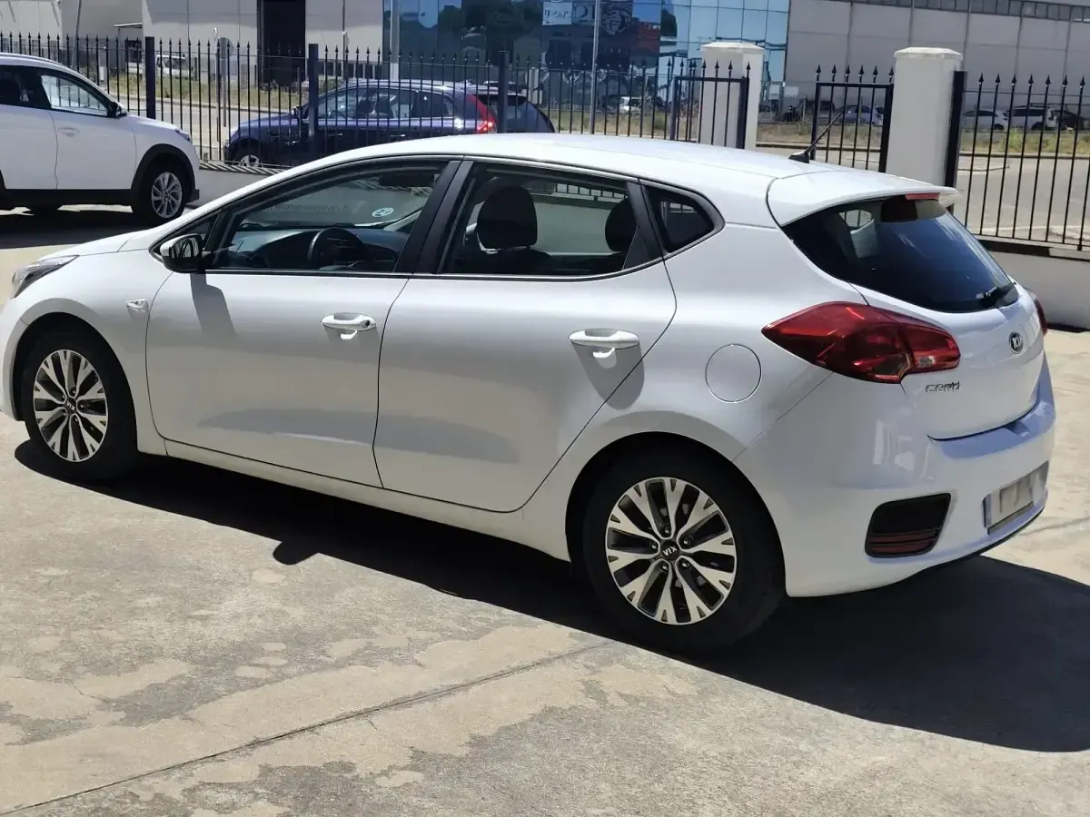 Usado Kia Ceed 100 CV (73 kW) 2018 Blanco Utilitario
