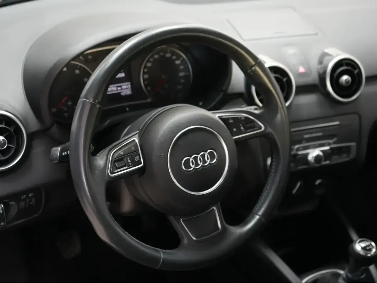 Usado Audi A1 Sportback Attraction 95 CV (69 kW) 2015 Blanco Utilitario