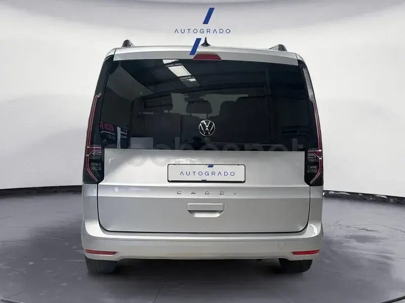 Usado VW Caddy Maxi 114 CV (83 kW) 2023 Gris / plata Monovolumen