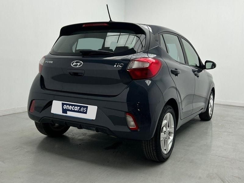 Usado Hyundai i10 67 CV (49 kW) 2021 Gris Utilitario
