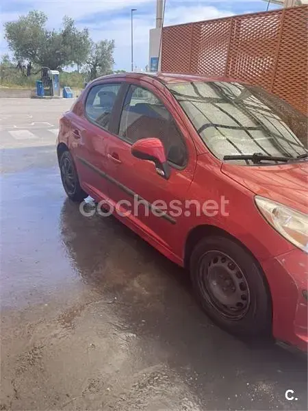 Usado Peugeot 207 70 CV (51 kW) 2007 Rojo Berlina