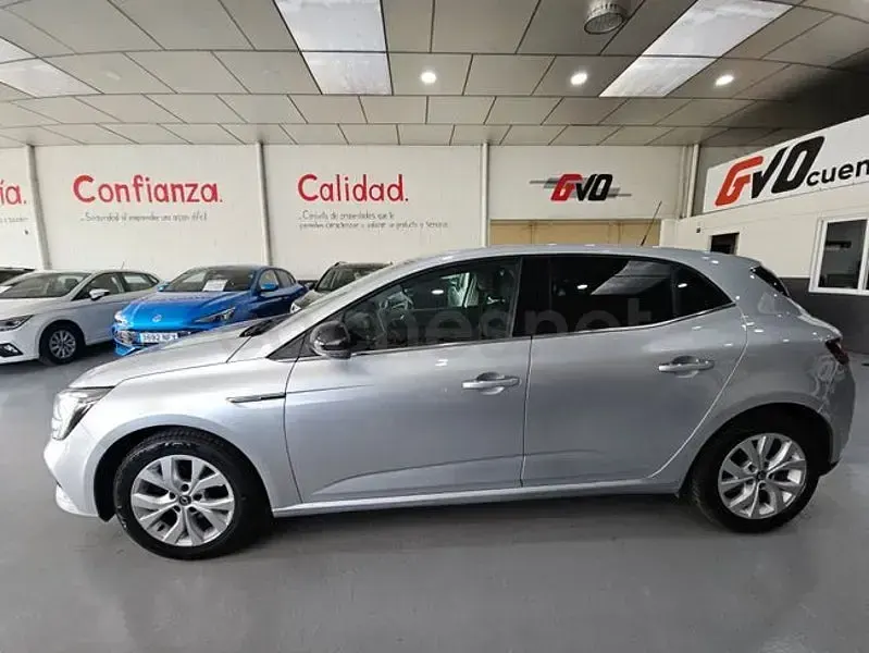Usado Renault Mégane LIMITED 140 CV (102 kW) 2019 Gris / plata Berlina