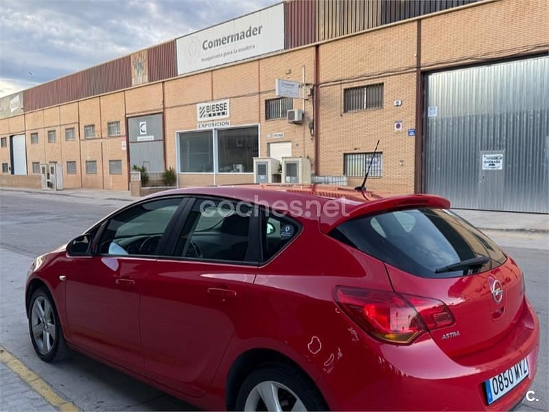 Usado Opel Astra Sport 115 CV (84 kW) 2011 Rojo Berlina