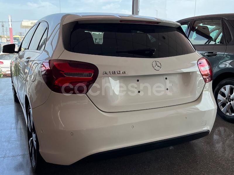 Usado Mercedes A180 Urban 109 CV (80 kW) 2016 Blanco Berlina
