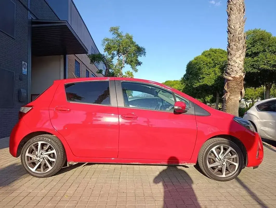 Usado Toyota Yaris Active 111 CV (81 kW) 2020 Rojo Berlina