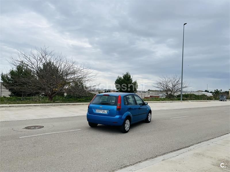 Usado Ford Fiesta 80 CV (58 kW) 2005 Azul Utilitario