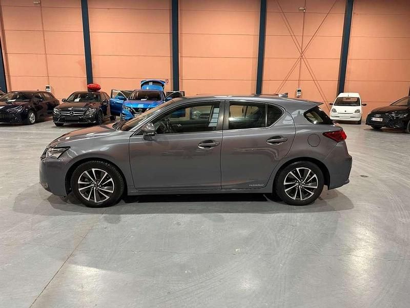 Usado Lexus CT200h Business Edition 136 CV (100 kW) 2020 Gris Utilitario