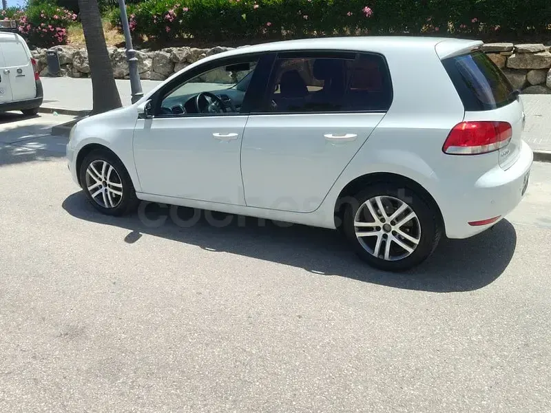Usado VW Golf VII 105 CV (77 kW) 2012 Blanco Berlina