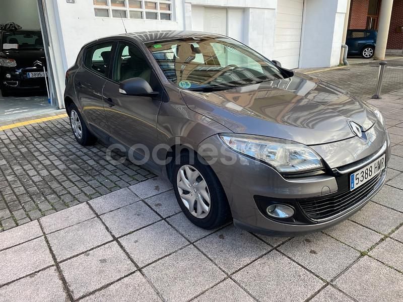 Usado Renault Mégane Authentique 90 CV (66 kW) 2012 Gris / plata Berlina