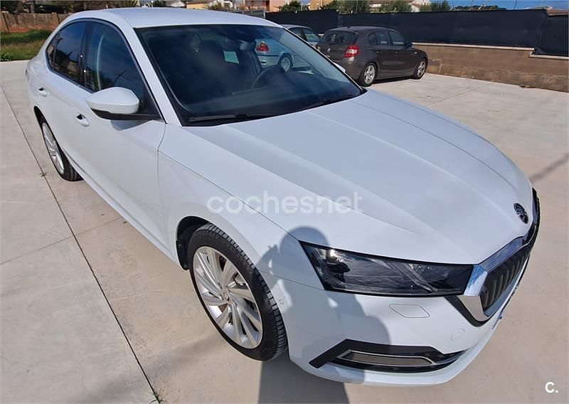 Usado Skoda Octavia Selection 204 CV (150 kW) 2025 Blanco Berlina