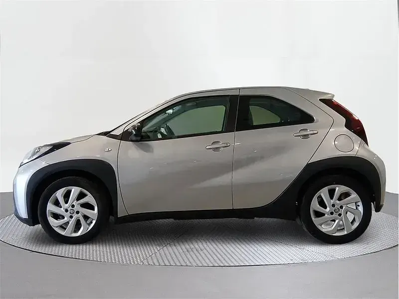 Usado Toyota Aygo X Play 72 CV (52 kW) 2024 Gris / plata SUV