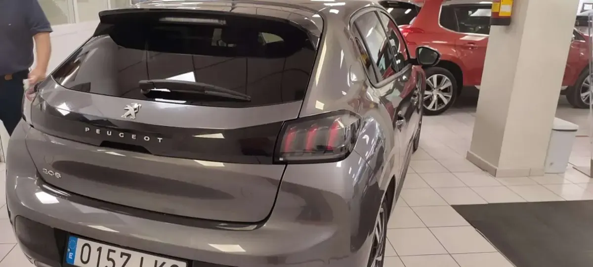 Usado Peugeot 208 Allure 102 CV (75 kW) 2020 Gris Utilitario