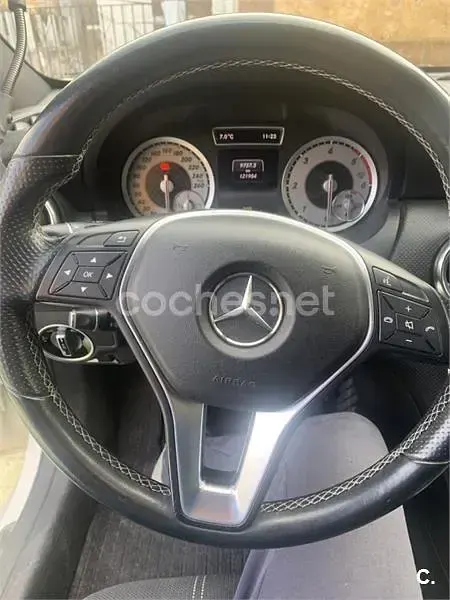 Usado Mercedes A180 Urban 109 CV (80 kW) 2014 Blanco Berlina