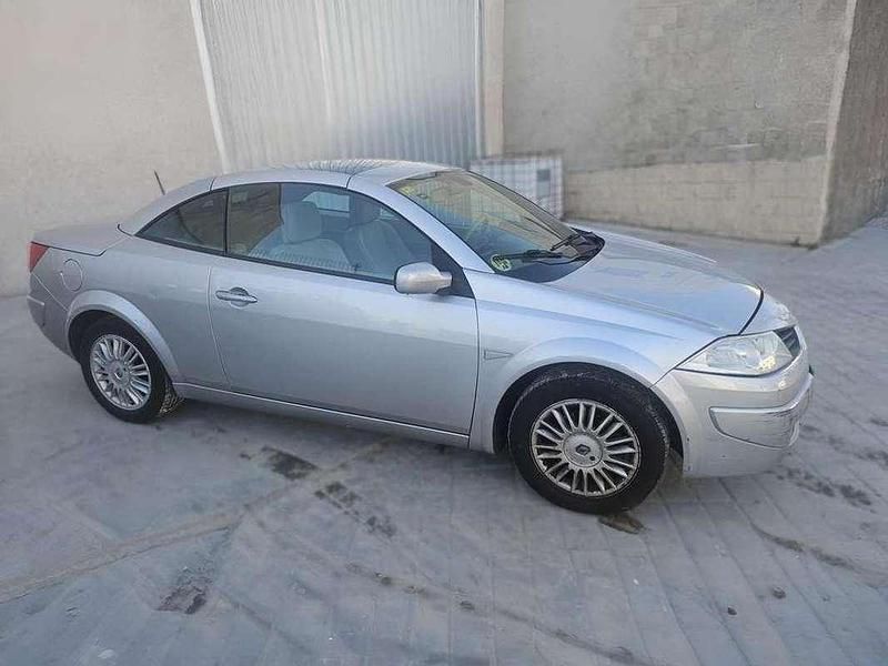 Usado Renault Mégane Cabriolet Dynamique 131 CV (96 kW) 2007 Gris / plata Descapotable