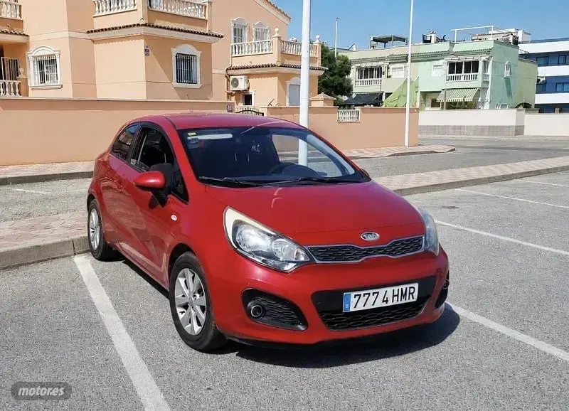 Usado Kia Rio 2012 Rojo Familiar