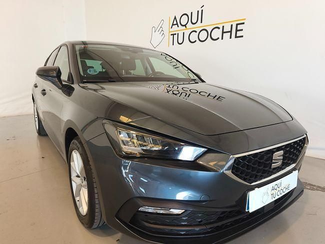 Usado Seat Leon Style 110 CV (80 kW) 2022 Gris Berlina
