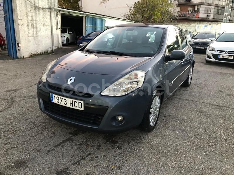 Gris / plata Usado 2011 Renault Clio II Authentique Berlina | 3700 € (Buen precio) - Imagen 1/4