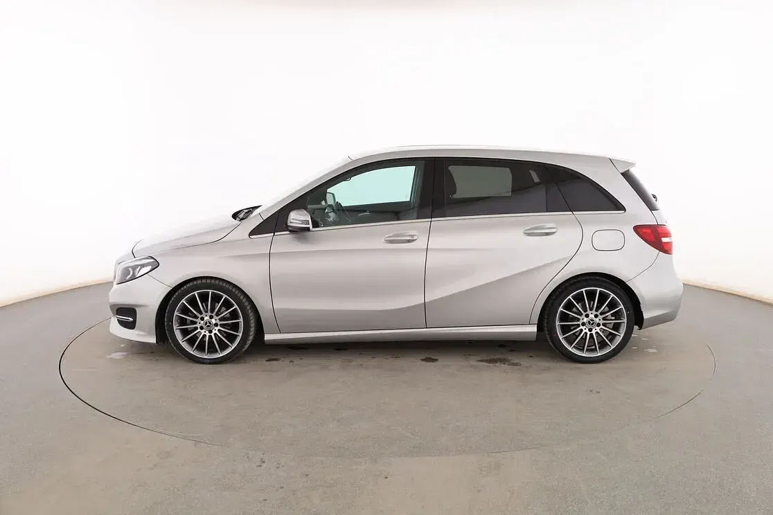 Usado Mercedes B200 Urban 135 CV (99 kW) 2019 Gris Monovolumen