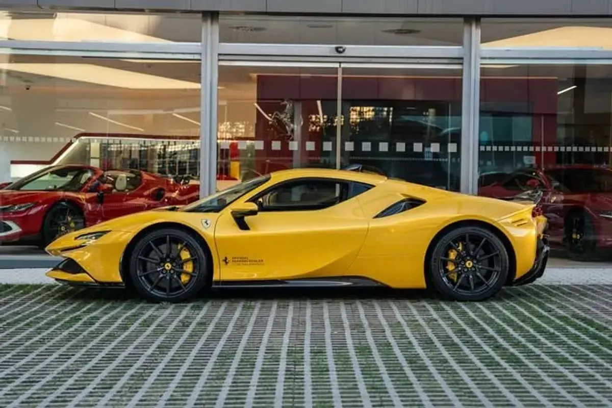 Usado Ferrari SF90 1001 CV (736 kW) 2021 Amarillo Berlina