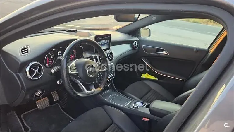 Usado Mercedes GLA180 122 CV (89 kW) 2018 Gris / plata SUV