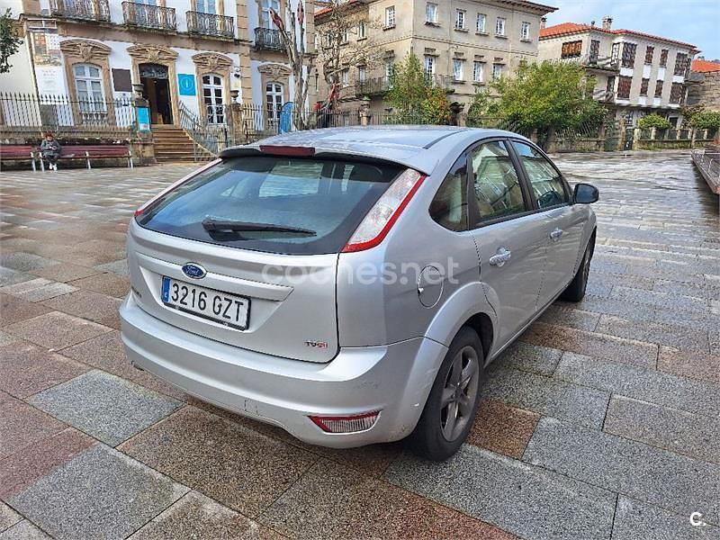 Usado Ford Focus Trend 90 CV (66 kW) 2010 Gris / plata Berlina