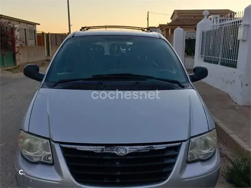 Usado Chrysler Voyager 147 CV (108 kW) 2007 Gris / plata Monovolumen