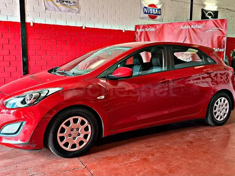 Usado Hyundai i30 90 CV (66 kW) 2015 Rojo Berlina