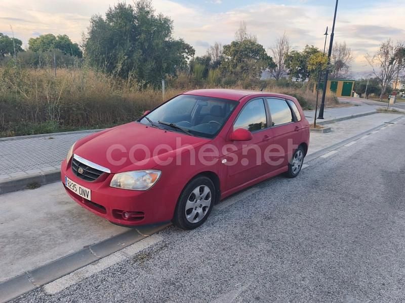 Rojo Usado 2005 Kia Cerato LX Berlina | 1999 € - Imagen 1/4
