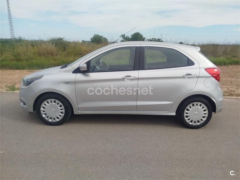 Usado Ford Ka Plus 70 CV (51 kW) 2017 Gris / plata Utilitario