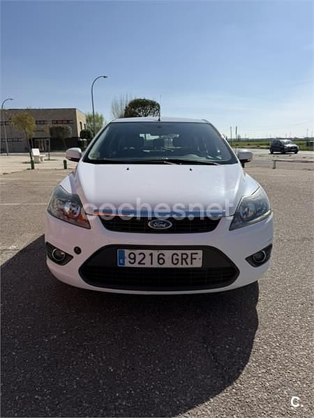 Usado Ford Focus Trend 109 CV (80 kW) 2009 Blanco Berlina