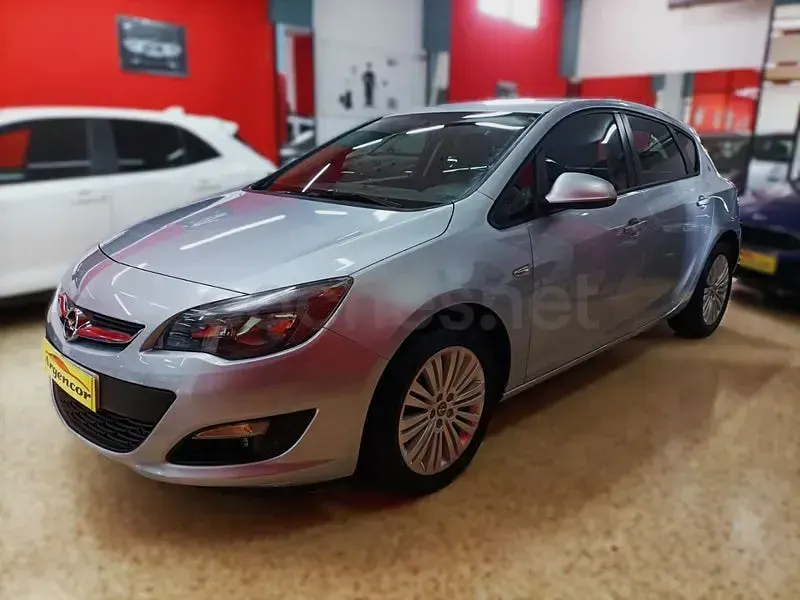 Usado Opel Astra Excellence 140 CV (102 kW) 2015 Gris / plata Berlina