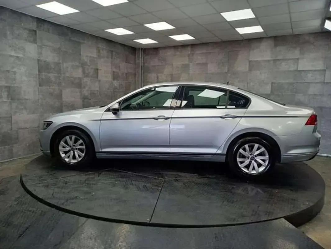 Usado VW Passat Business 150 CV (110 kW) 2021 Gris Berlina