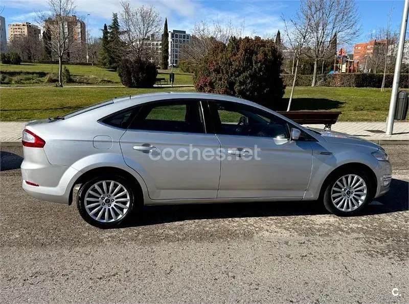 Usado Ford Mondeo Limited 115 CV (84 kW) 2014 Gris / plata Berlina