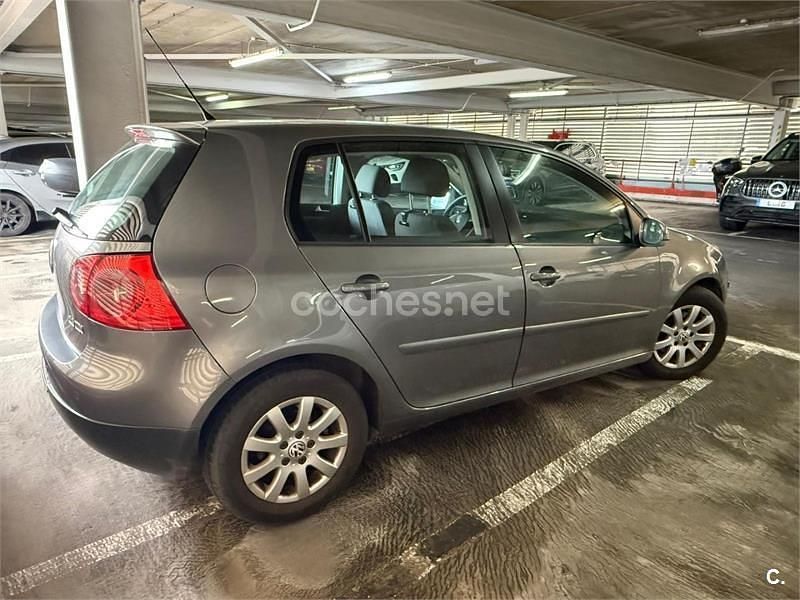 Usado VW Golf IV Highline 140 CV (102 kW) 2005 Gris / plata Berlina